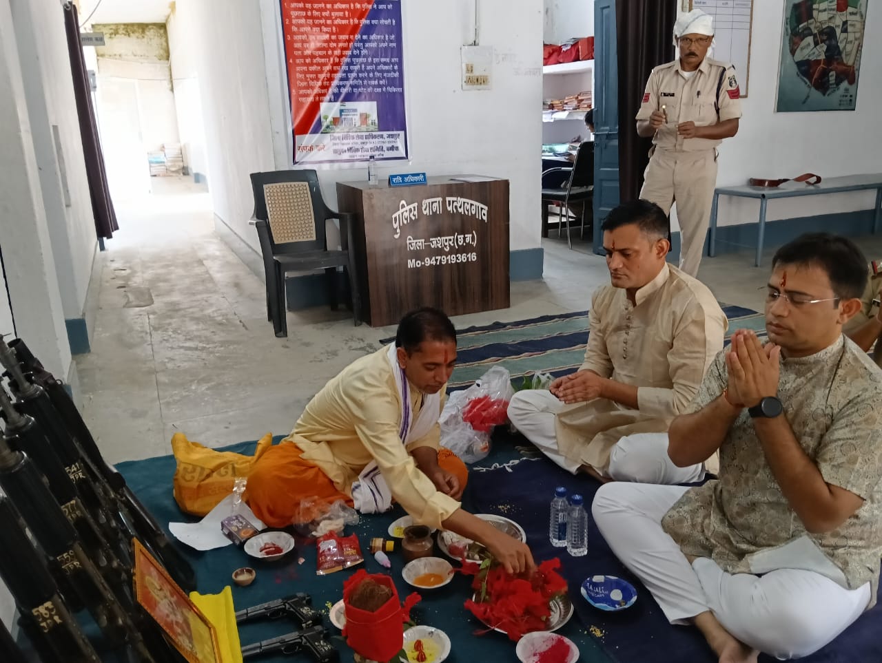 पत्थलगांव थाने में शस्त्र पूजन:दशहरे पर्व पर निभाई सदियों पुरानी परंपरा, एसडीओपी बोले- बुरे कार्यों का करें त्याग