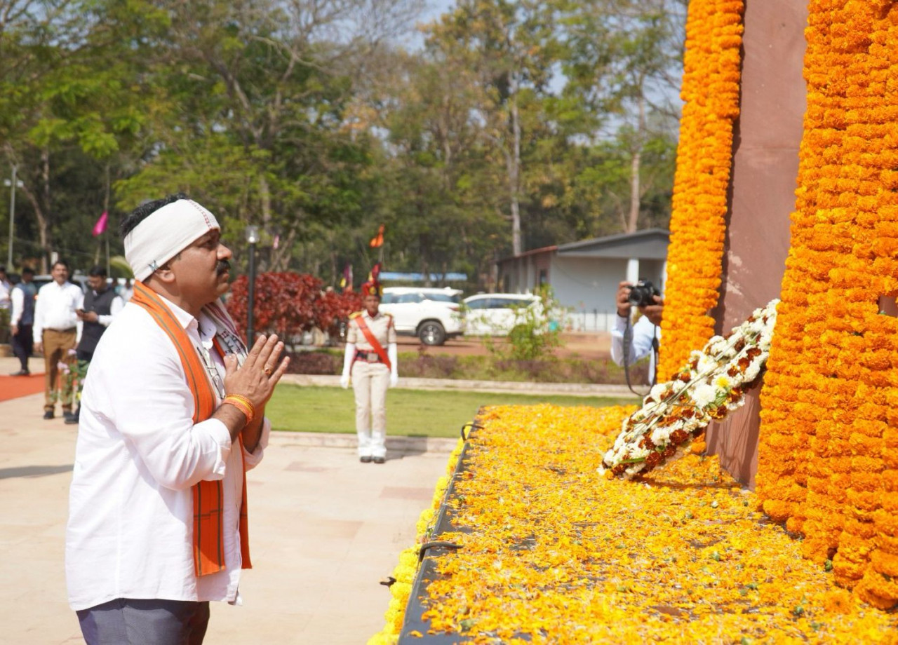 उप मुख्यमंत्री ने अमर जवान ज्योति और अमर वाटिका में शहीदों को दी श्रद्धांजलि